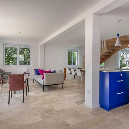 Maison Moderne Avec Jardin Pour 8 à