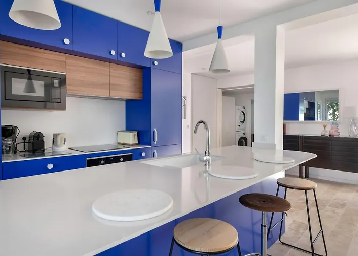 Maison Moderne Avec Jardin Pour 8 A *